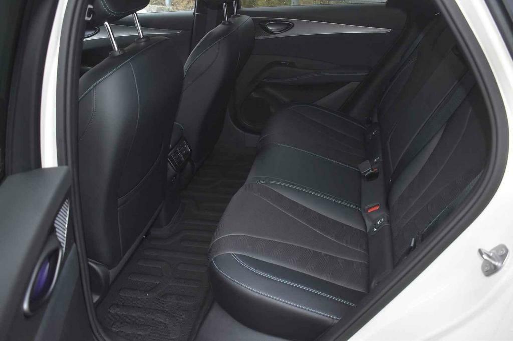 Vzadu je slušný prostor i pro dospělé.