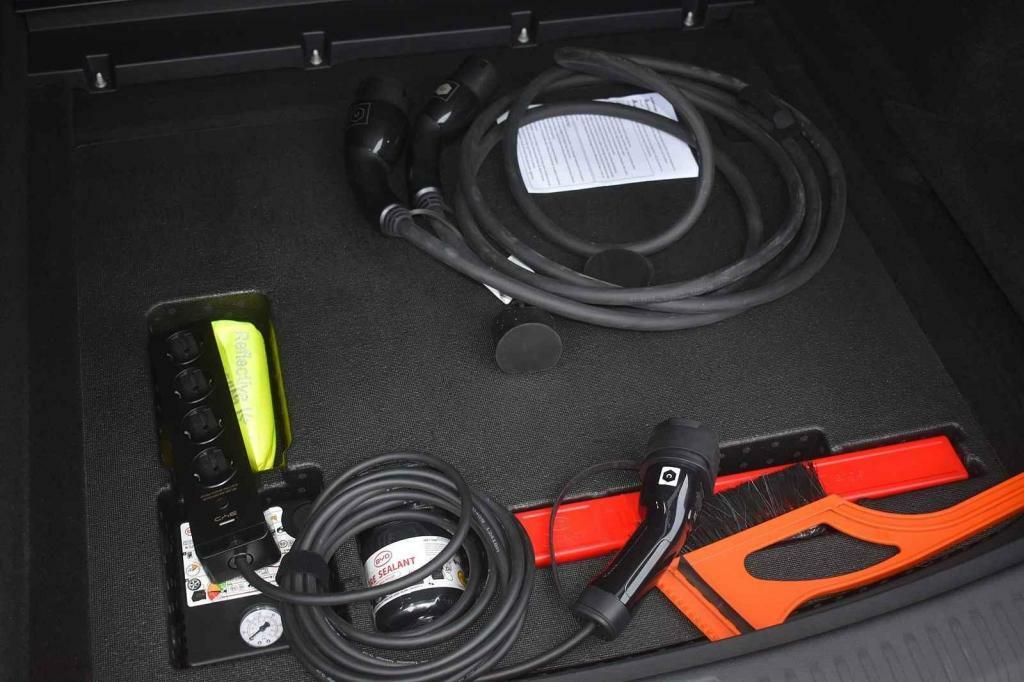 Pod podlážku se vejdou kabely i povinná výbava.