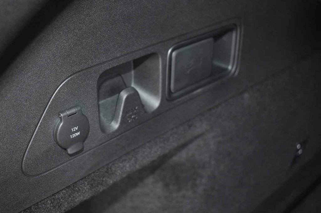 Na bocích jsou háčky a páčky na sklopení sedaček, zásuvka a nic víc.