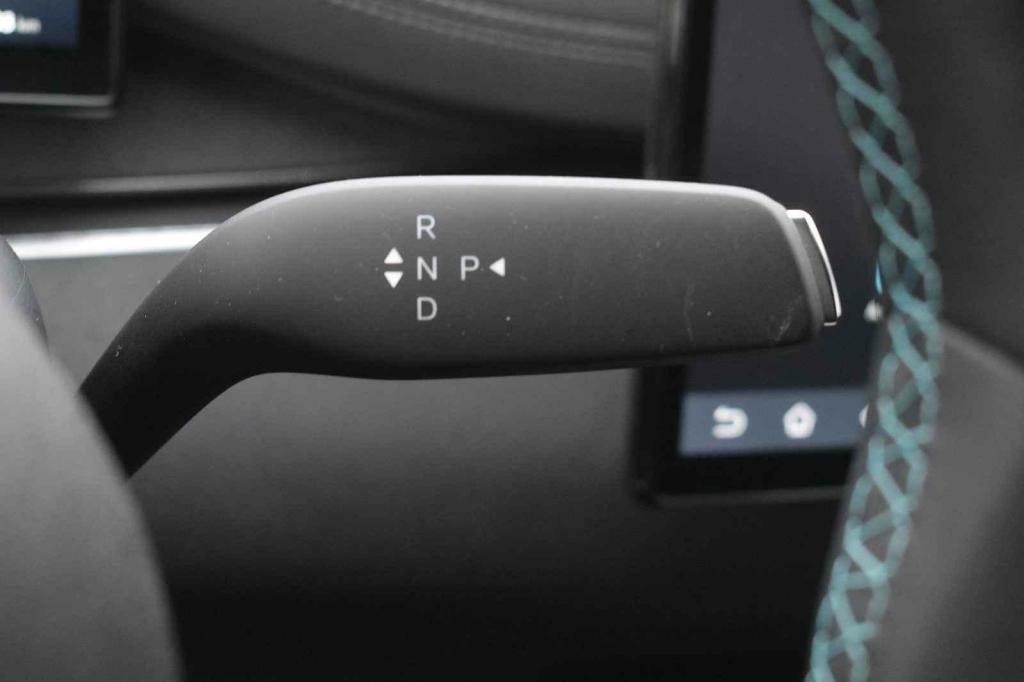 Páčka na ovládání převodovky u volantu.