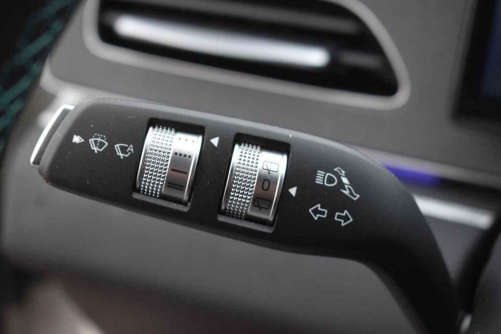 Do páčky blikačů jsou integrované i ovladače stěračů.