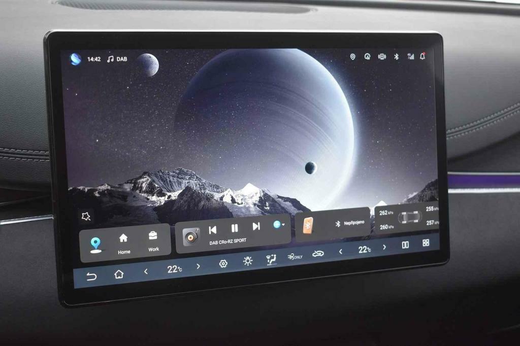 Centrální displej slouží k ovládání všeho.