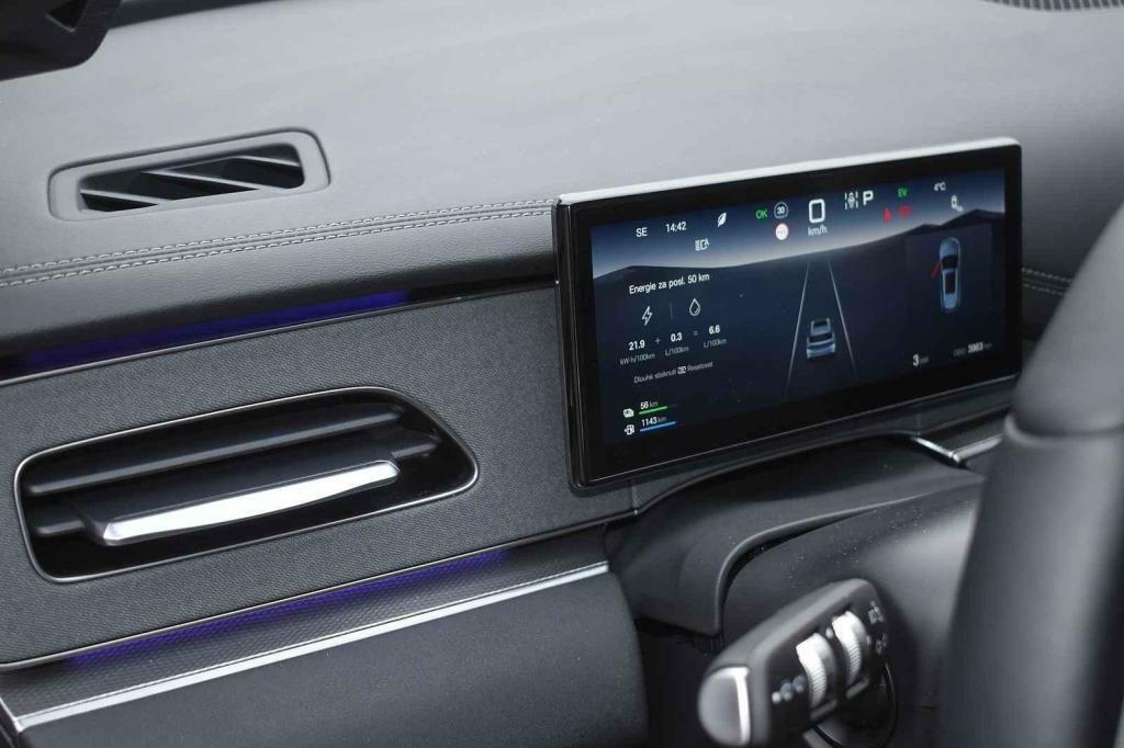 Ikonky a písmenka na přístrojovém štítu jsou příliš malá.