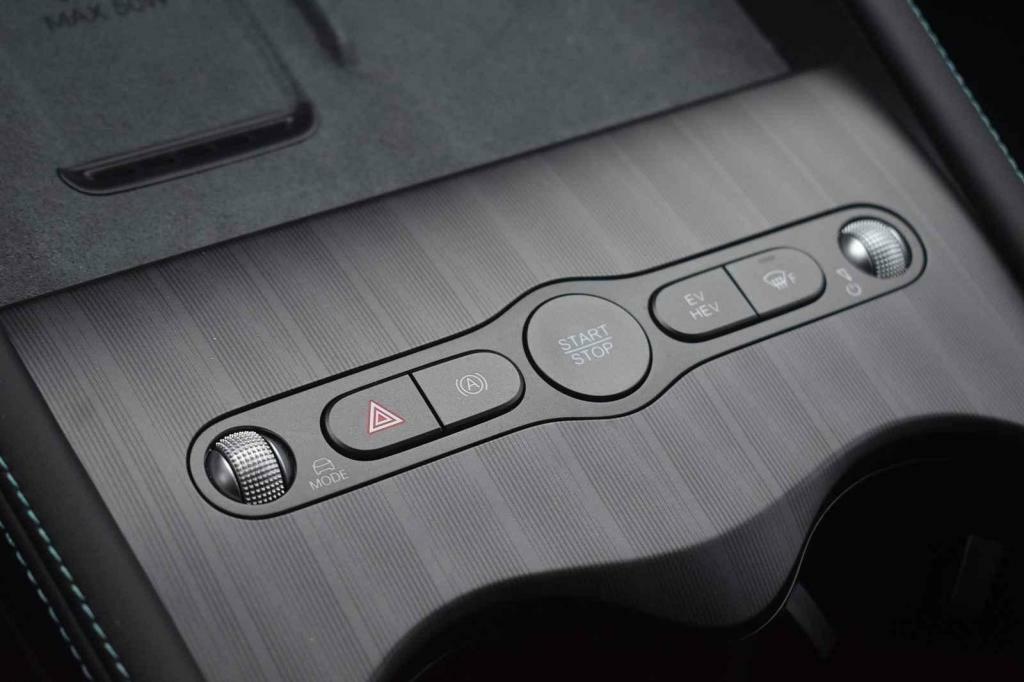 Pár fyzických ovladačů na konzole mezi sedadly.