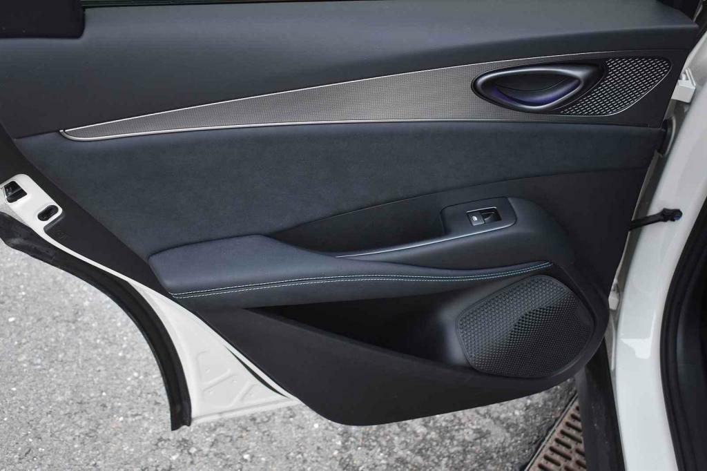 Zpracování také dveřních výplní je hezké.