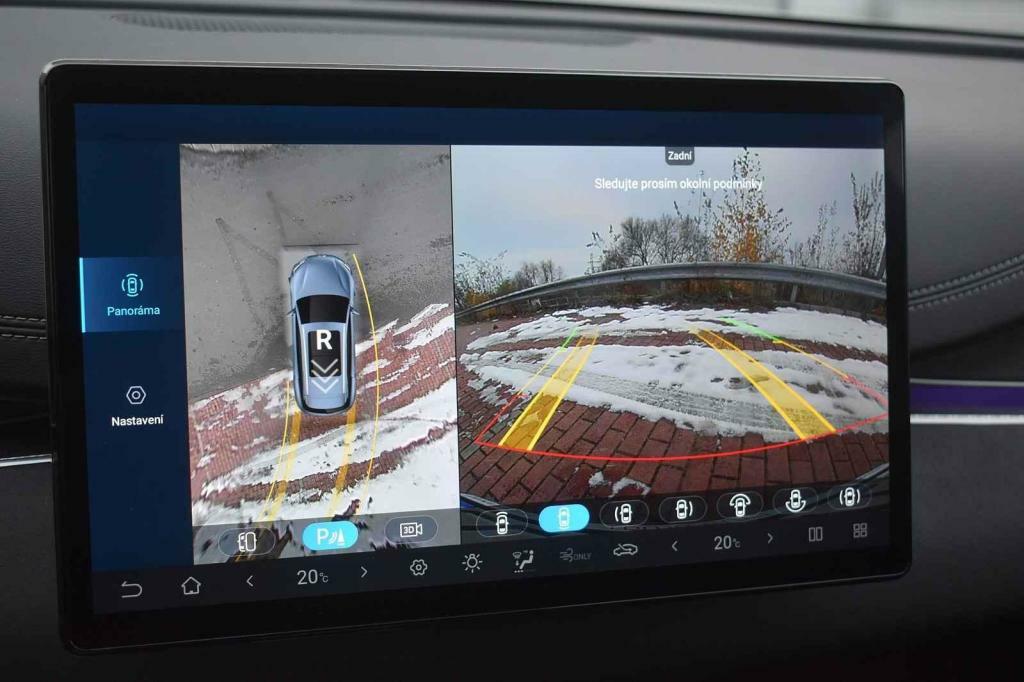 Parkovací kamera poskytuje ostrý obraz.