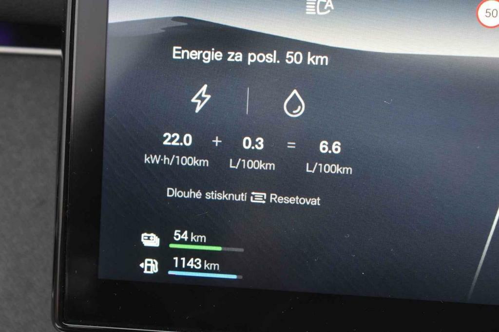 Palubní počítač sčítá energii z ropného paliva a elektřiny.