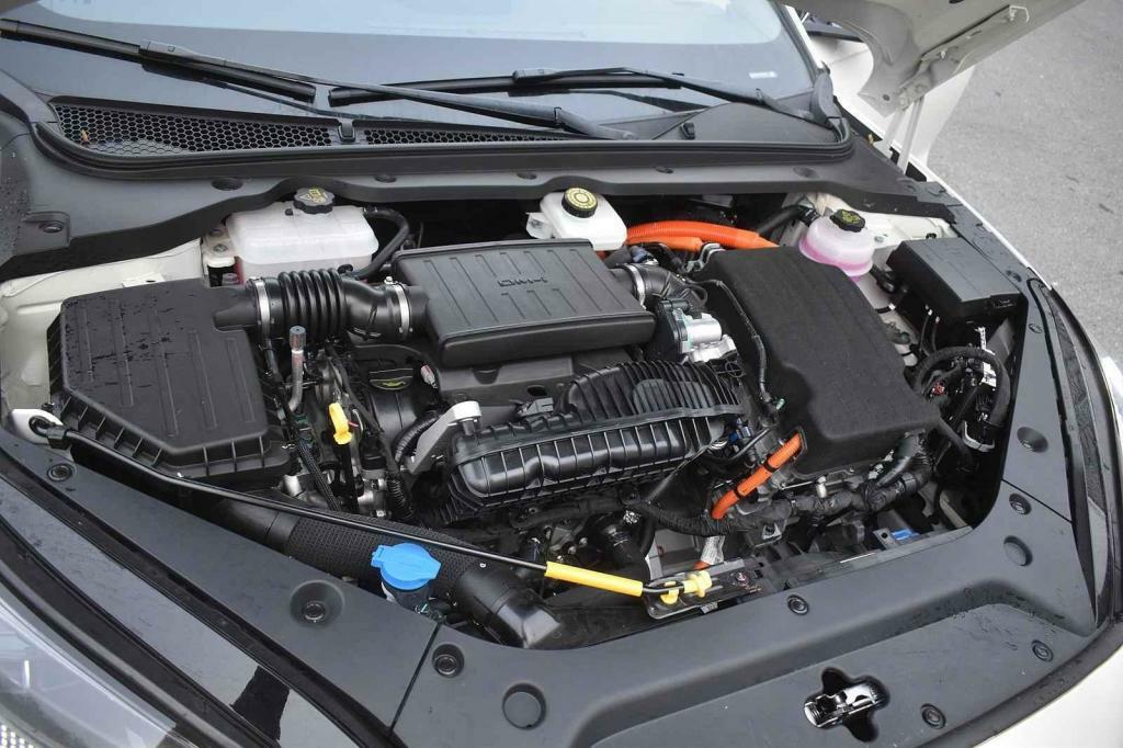 Motor je v některých režimech hlučný.