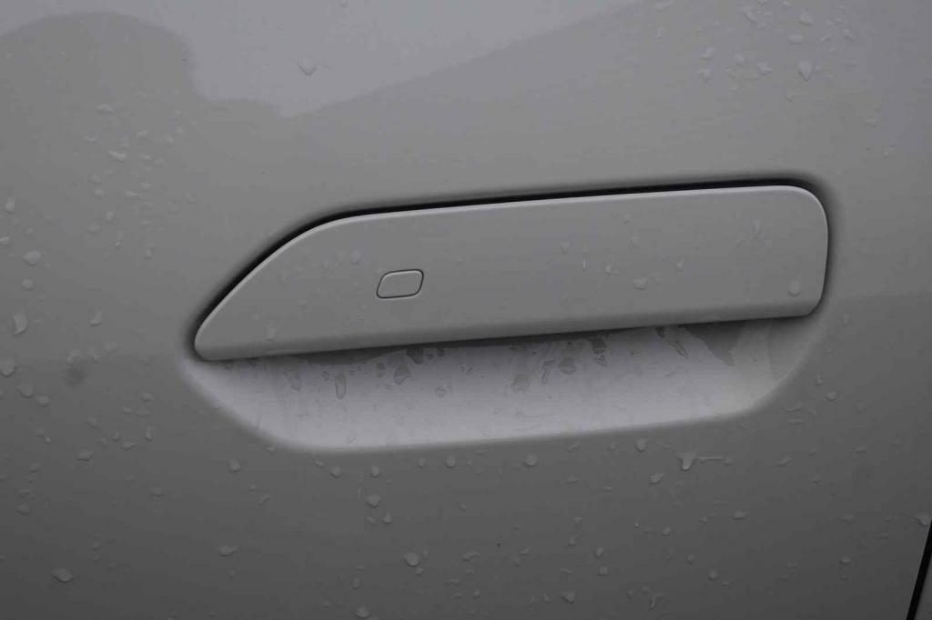 Kliky vyklápějící se vzhůru již před lety evropské automobilky kvůli bezpečnosti opustily.