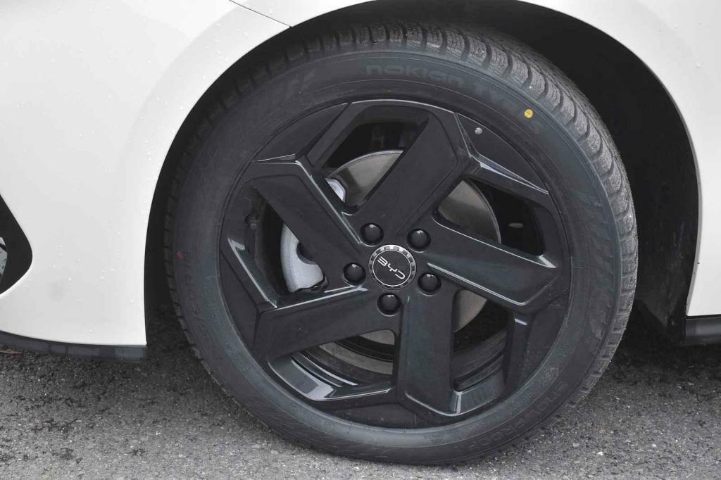 Černá kola autu slušela.