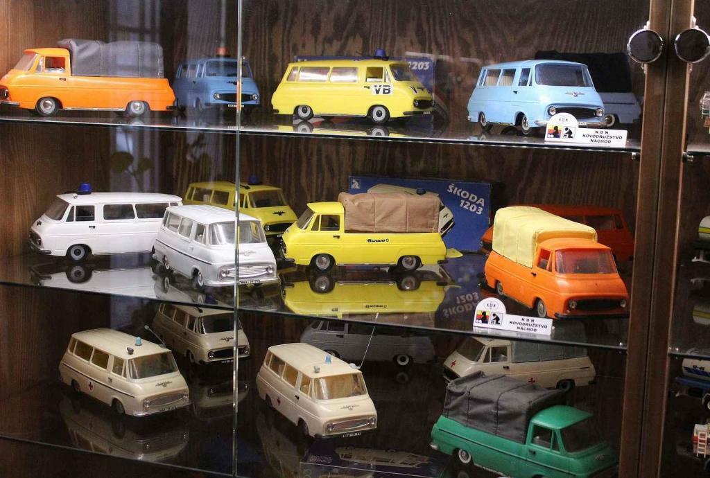 Box plný modelů Škoda 1203 z Kovodružstva Náchod.