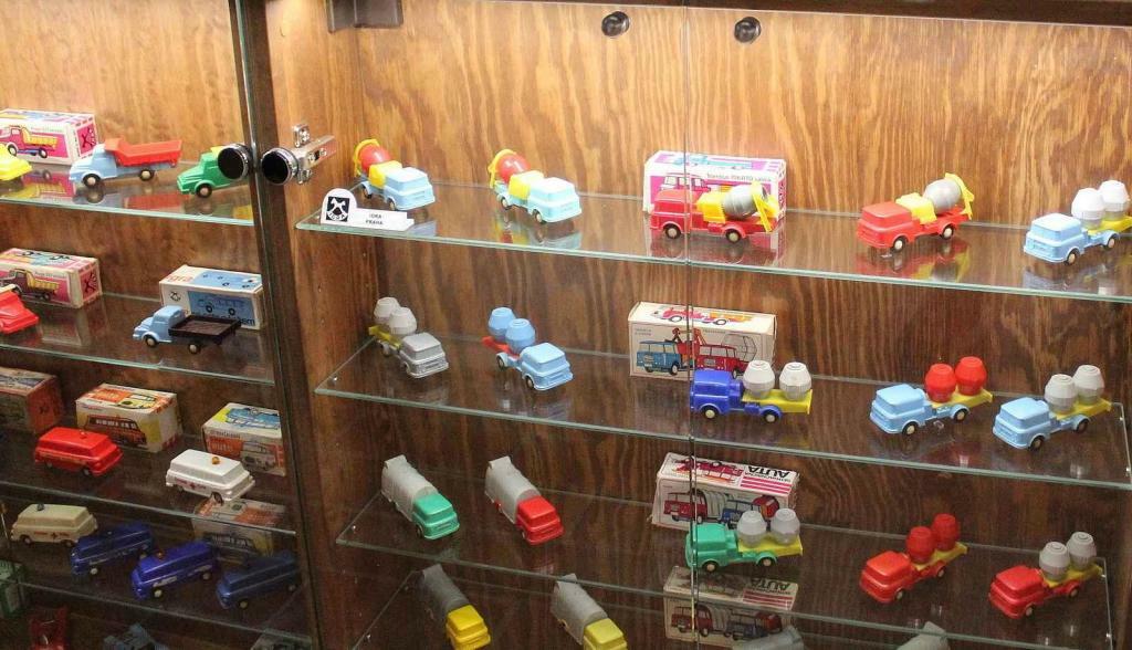 Malá setrvačníková autíčka IGRA Praha.