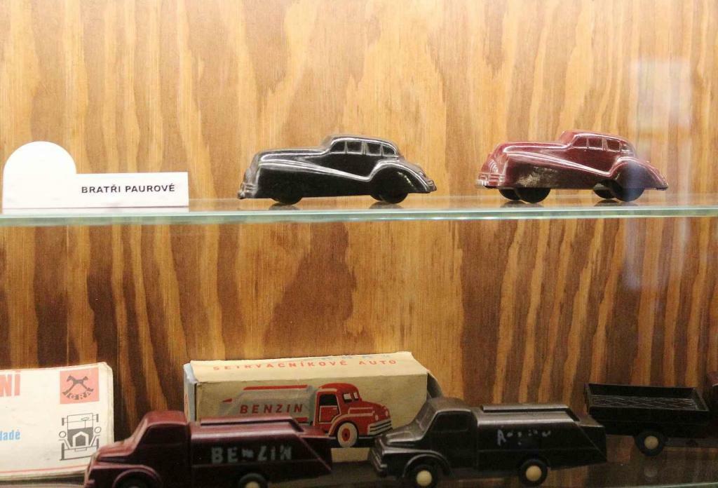 Autíčka firmy Bratři Paurové Slaný.