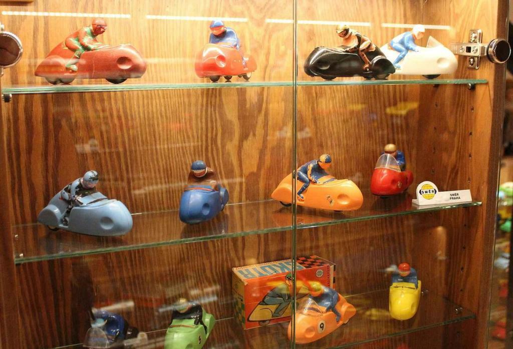 Kapotované motocykly s jezdci, vyráběné v družstvu Směr Praha.