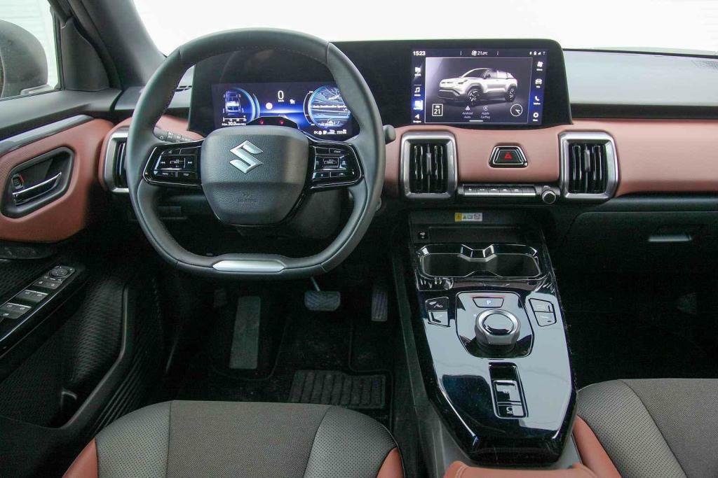 Prostoru je dostatek v přední i zadní řadě.