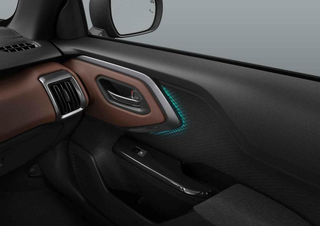 Ambientní osvětlení si vyberete z několika barev.