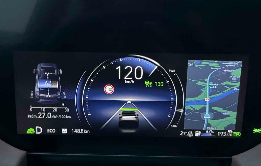 Přístrojovka dokáže zobrazit i navigaci z mobilní aplikace.