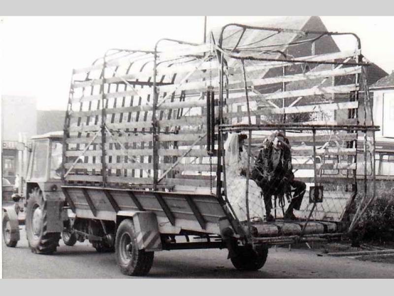 Tak takhle nás svezli kamarádi v náš svatební den v roce 1984. Asi to bylo správné vozidlo, protože jsme spolu dodnes.