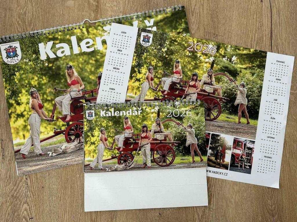 Zájemci si mohou koupit stolní i nástěnný kalendář s dívkami, plakát, magnetku, ale i třeba kalendář s hasičskými vozidly