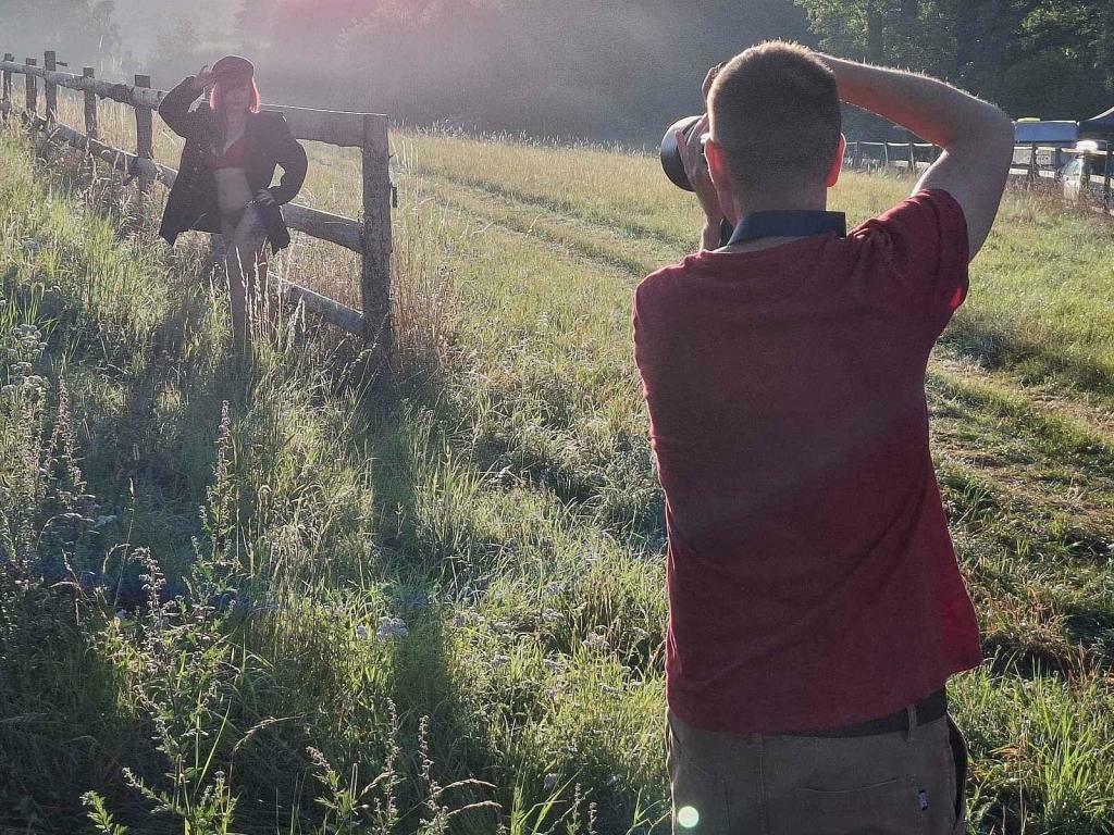 Focení bylo rozplánováno do několika dnů, a to na různých místech Plzeňska. Před objektiv se postavilo šest dívek
