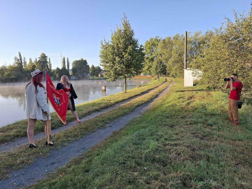Focení bylo rozplánováno do několika dnů, a to na různých místech Plzeňska. Před objektiv se postavilo šest dívek