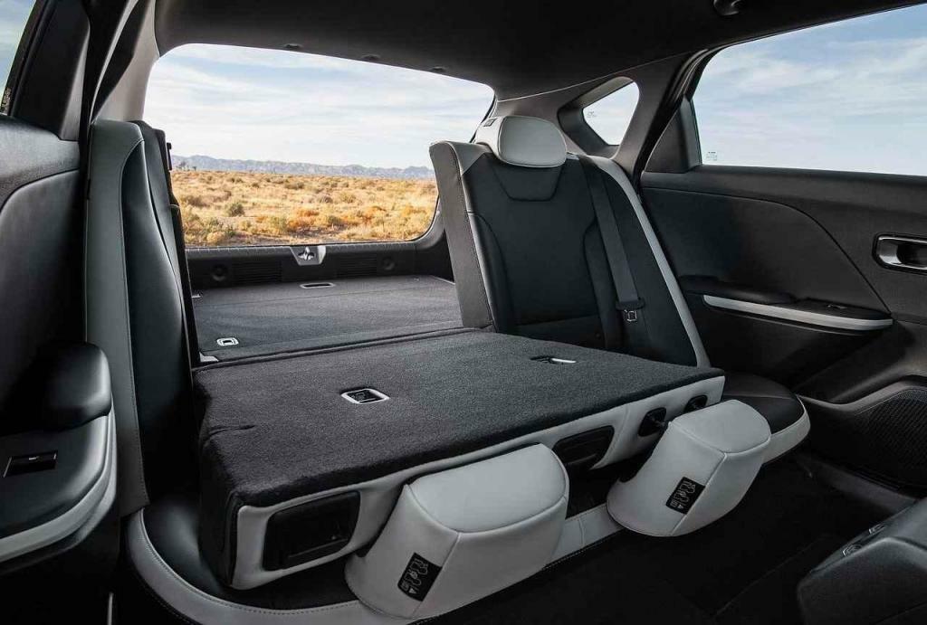 Po sklopení zadních sedaček vznikne rovina.