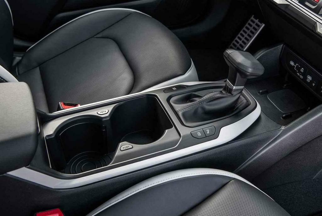 Volič převodovky je na středové konzole.