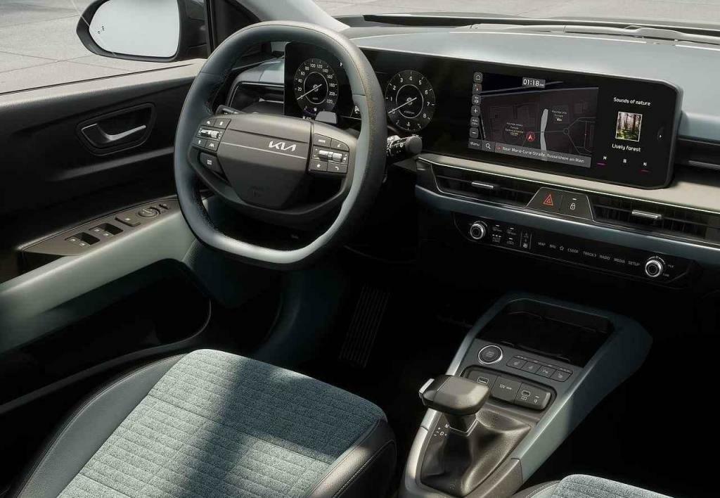 V interiéru je i panel, který se dá přepínat mezi režimem pro klimatizaci a navigaci.