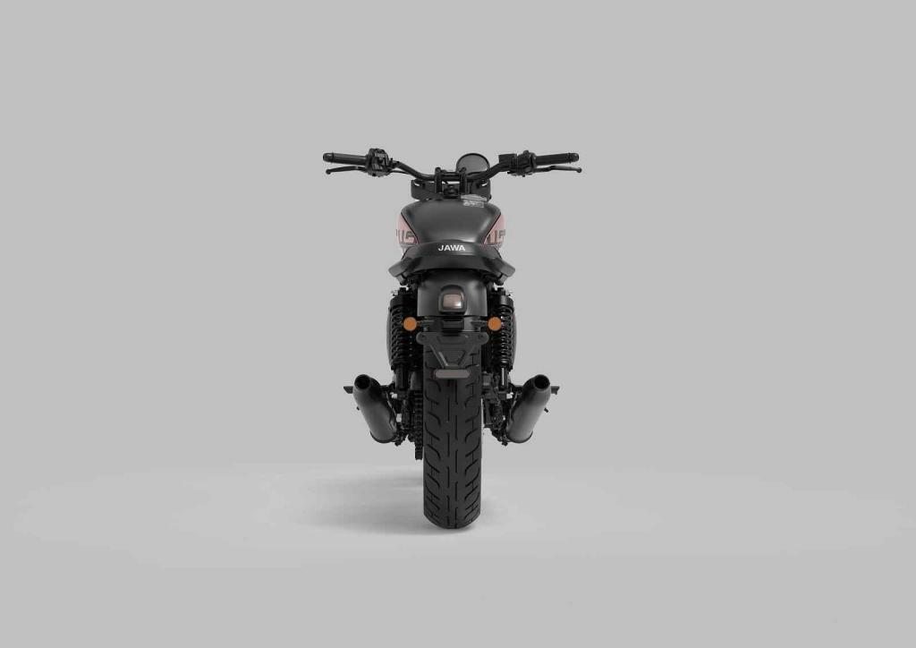 Zvednuté koncovky výfuků dodávají motorce dynamičtější vzezření.