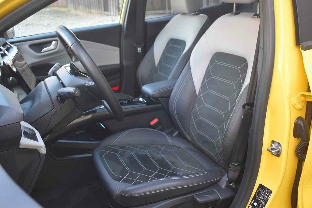 Dvoubarevné sedačky jsou podařené.