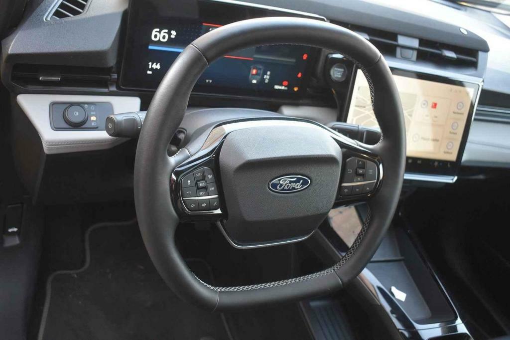 Volant není pravidelně kulatý.