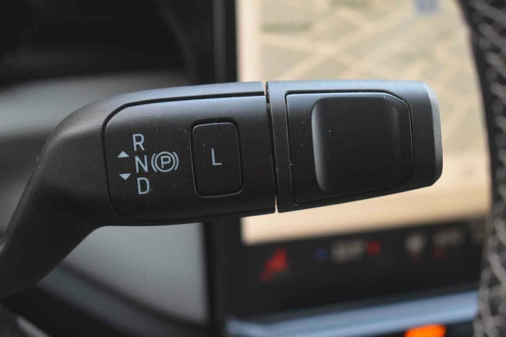 Volič převodovky je na sloupku volantu.