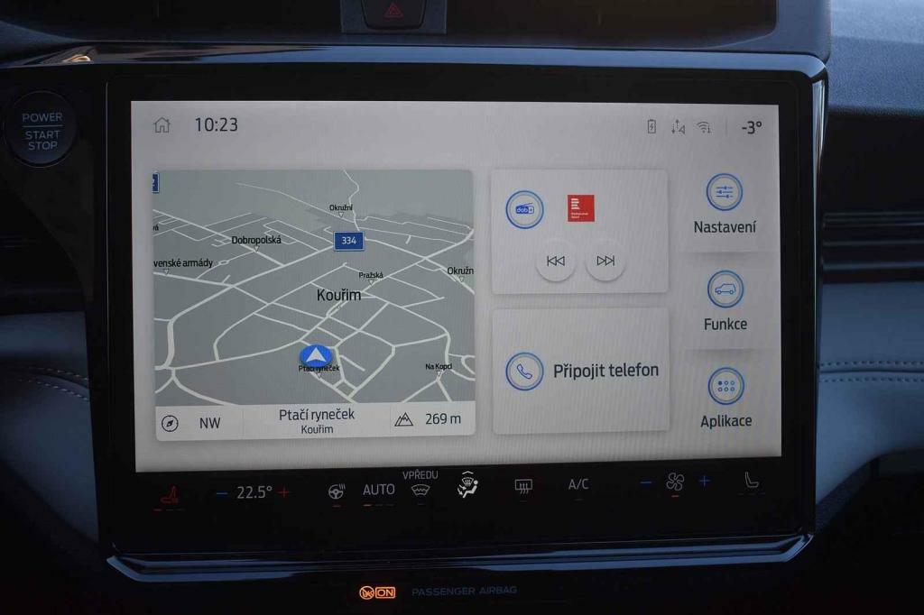 Centrální displej narostl.
