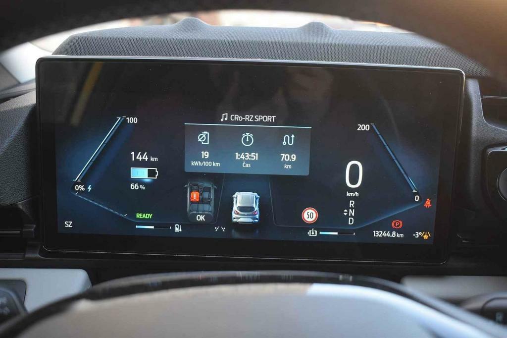 Také je tu nově digitální přístrojový štít.