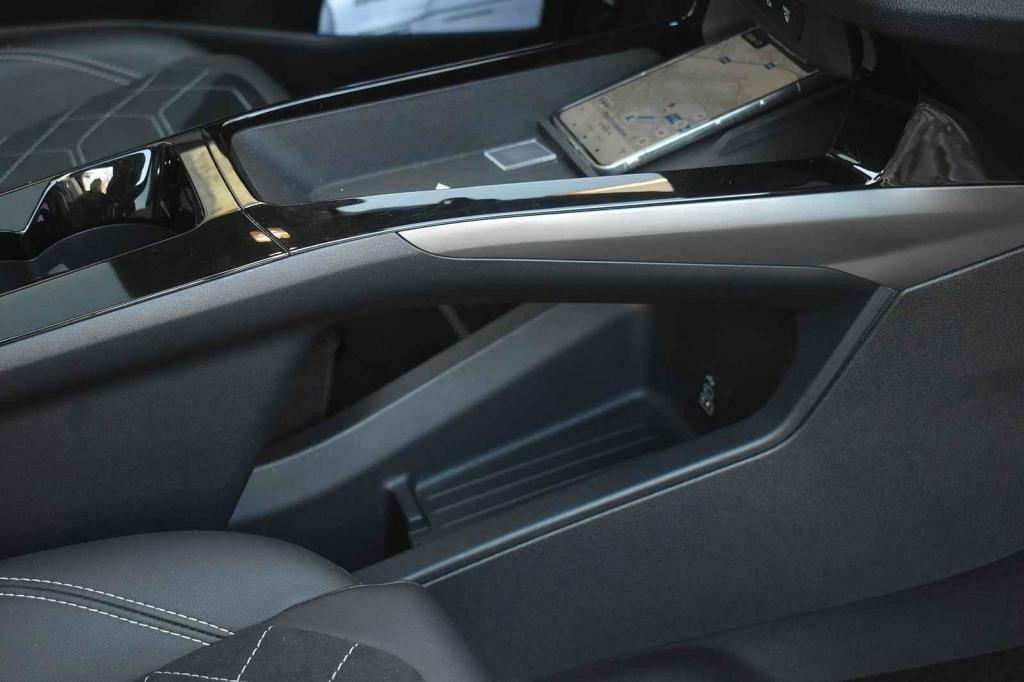 V konzoli se nachází ještě jedno spodní patro.