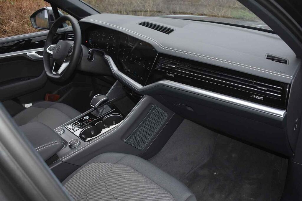 Palubní deska docela členitá.