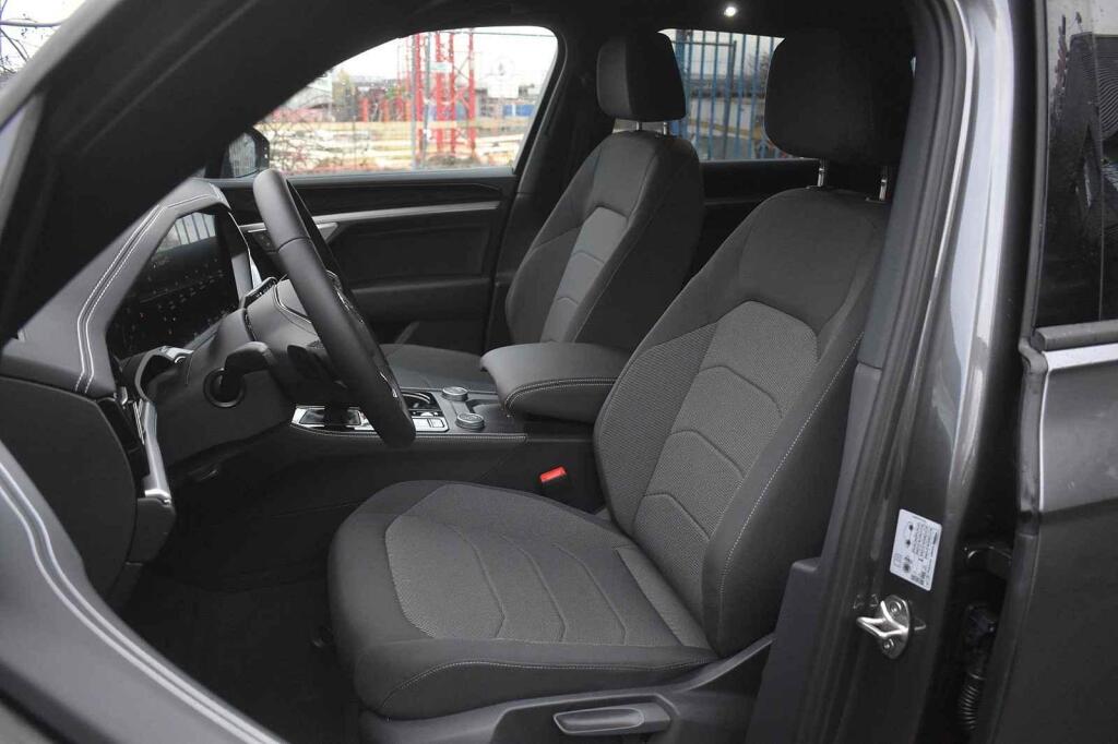 Uvnitř je místa dost. Vpředu.