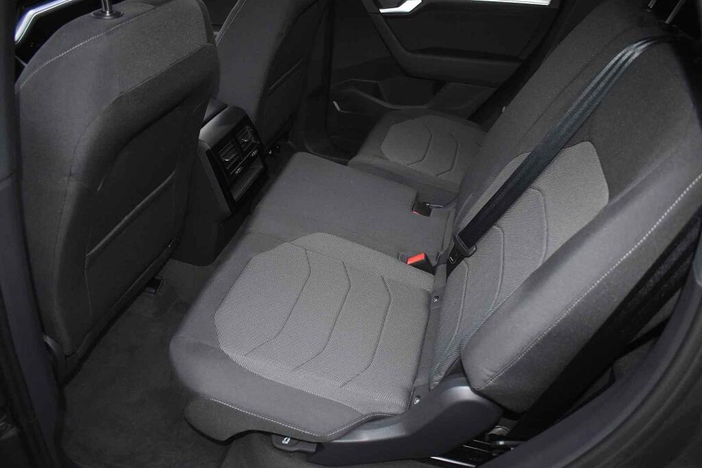 Zadní sedačky lze posouvat a polohovat.