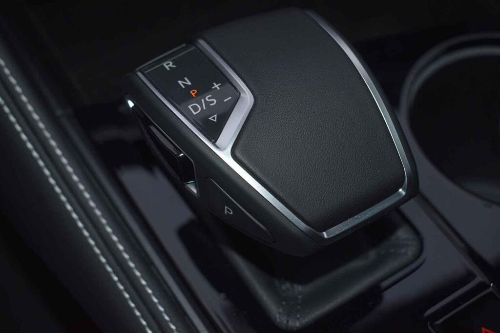 Na středové konzole je klasická páka voliče převodovky.