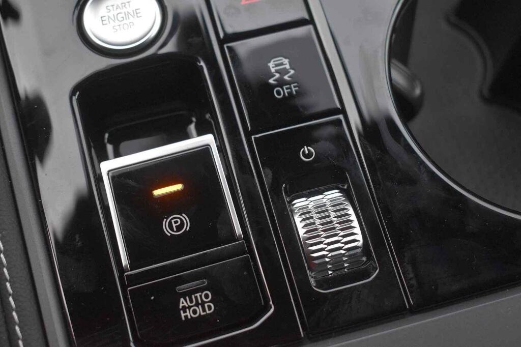 Dále je tu pár fyzických ovladačů.