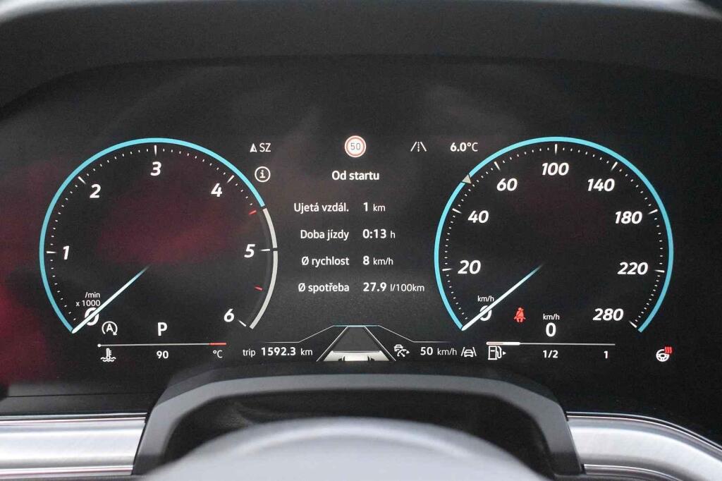 Digitální přístrojový štít má jednoduchou grafiku.