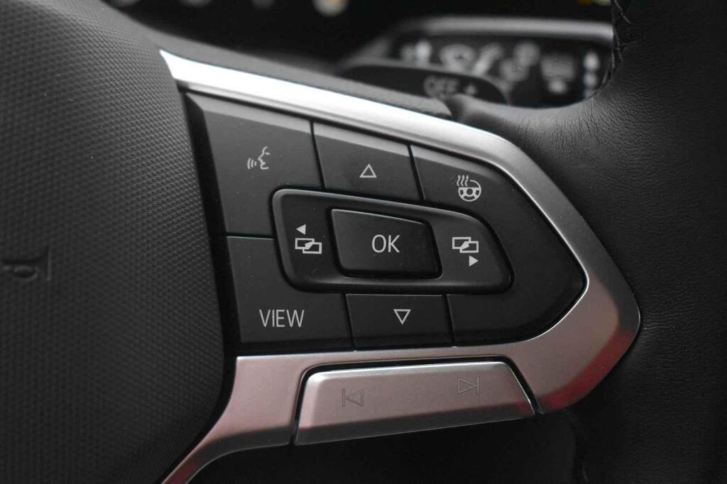 Na volant se vrátila tlačítka.