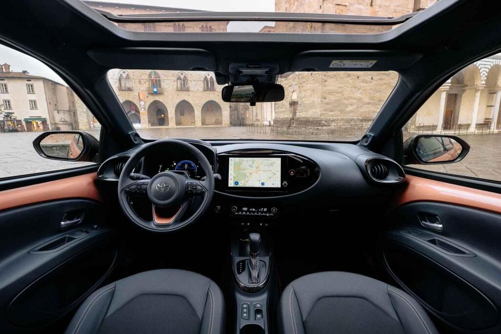 Jednoduchá, ale funkční kabina má dobře zvládnutou ergonomii.