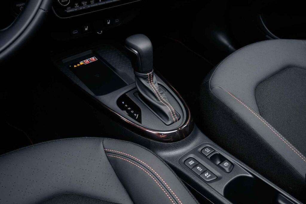 Hybrid se páruje výhradně s automatem, manuální převodovku už v nabídce nenajdete.