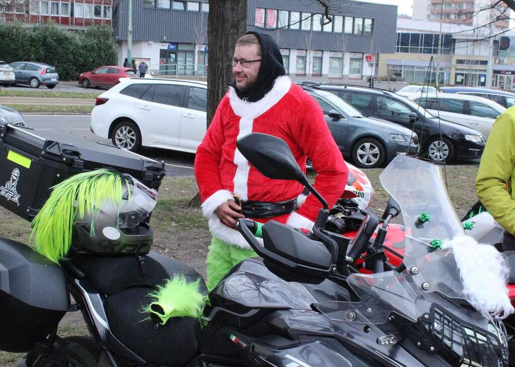 Santa se zeleným chocholem na helmě.