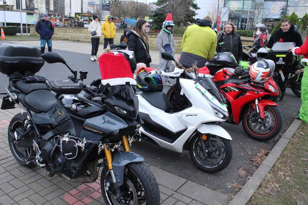 Stroje čekají, až se vyrazí.