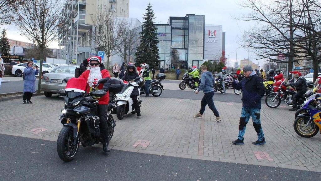 Konvoj vyráží n hlavní třídu města Mostu.