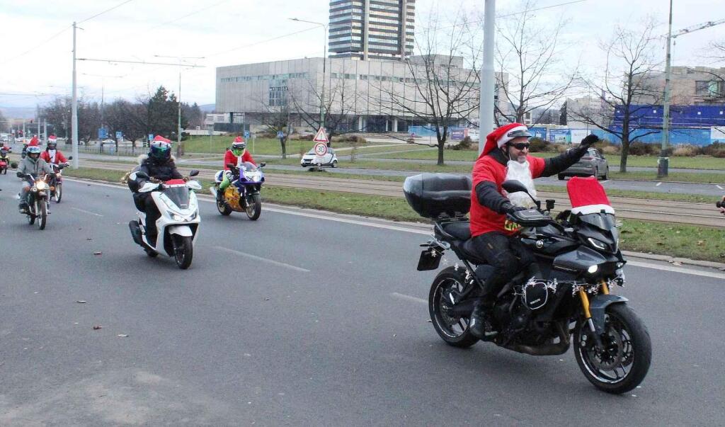 Konvoj právě projíždí hlavní ulicí města Mostu.