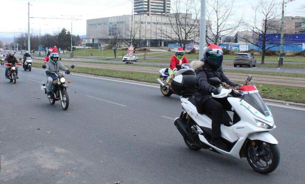 Konvoj právě projíždí hlavní ulicí města Mostu.