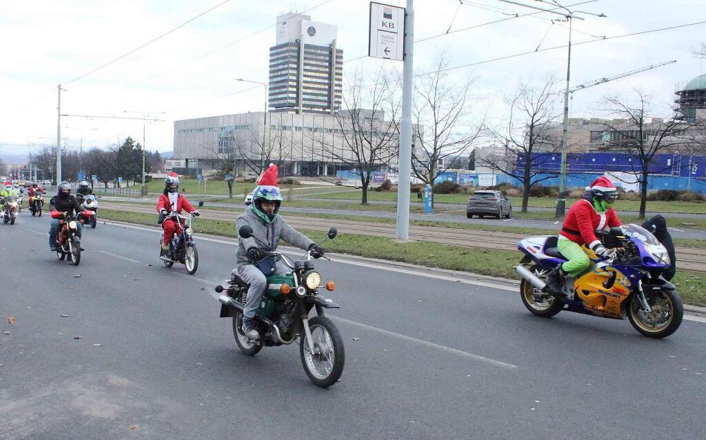 Konvoj právě projíždí hlavní ulicí města Mostu.